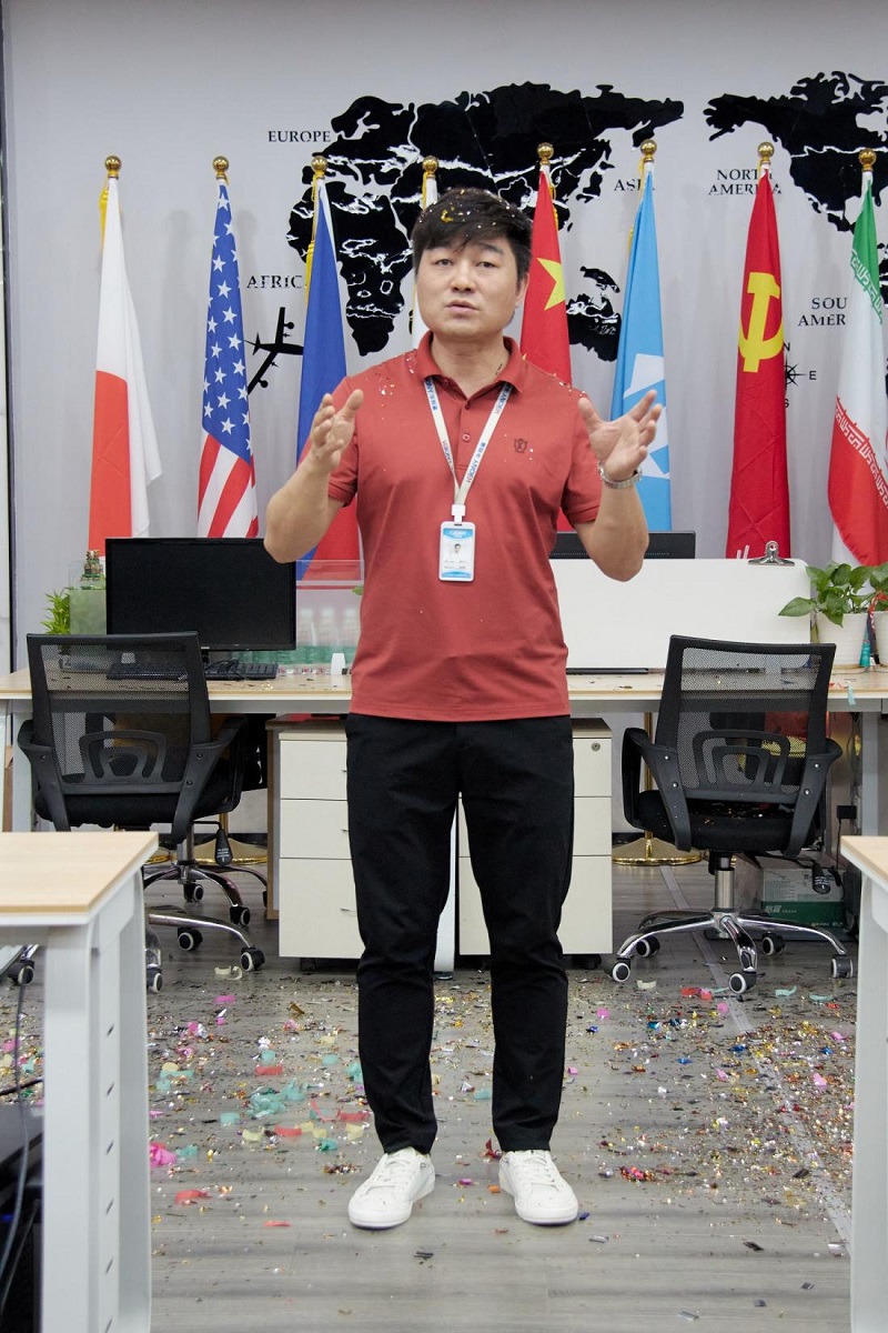 再贏新單！華邦瀛成都LED貼膜屏項(xiàng)目圓滿收官